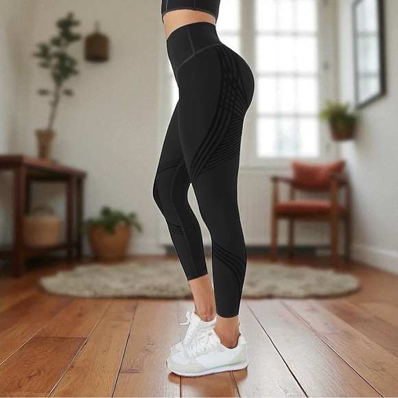 Fanka Body Sculpt Side Pocket 7/8 Leggings in Black Small - Picture 1 of 6